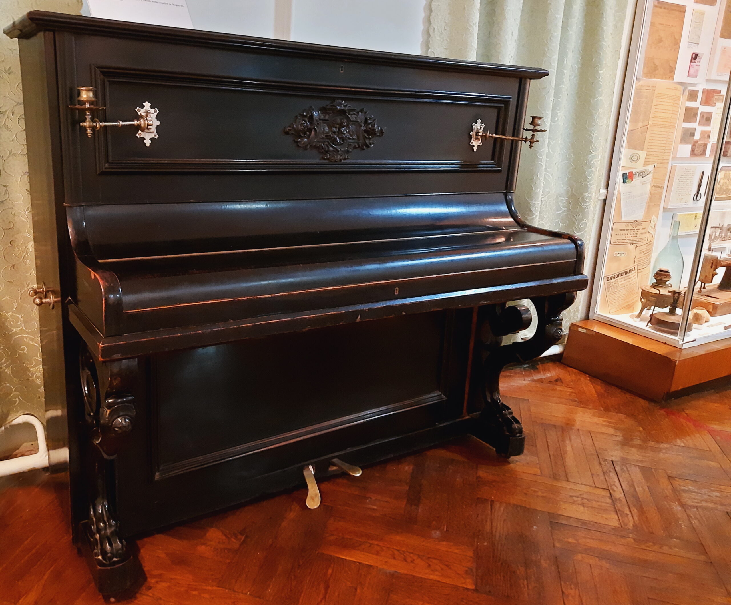 Історичний музей. Піаніно, виготовлене в майстерні Карпа Сука в м. Корсуні. Світлина Ірини Коваленко